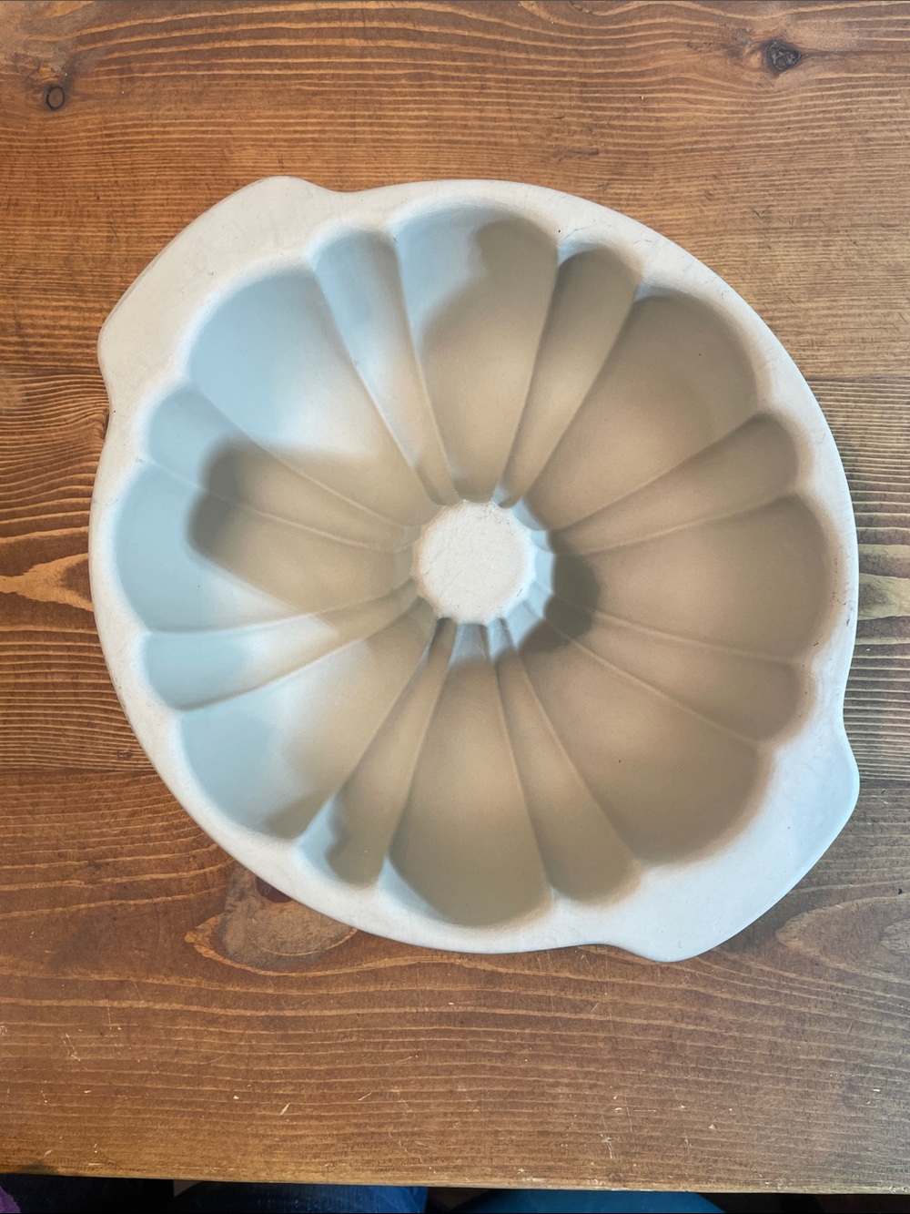 The Pampered Chef NEW discontinued stoneware fluted pan Bundt with pan scraper